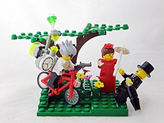 LEGO-модель парадокса деда: молодой человек на велосипеде с часами на спине стреляет в пожилого мужчину, иллюстрируя парадокс путешествий во времени