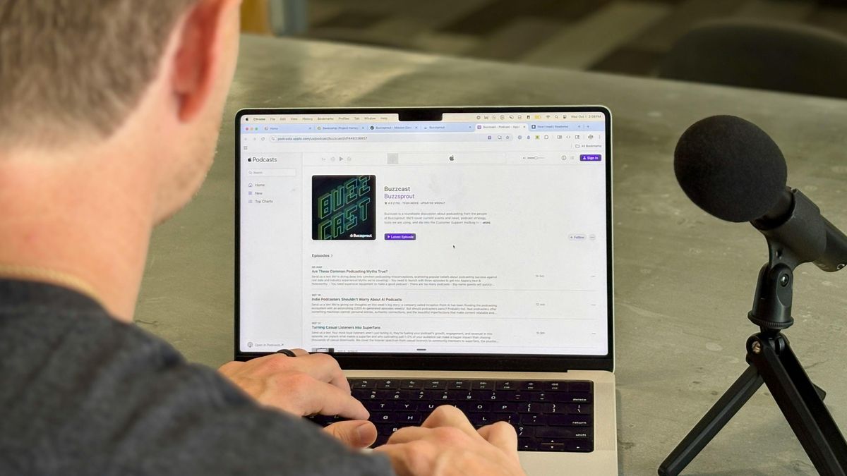 Человек, анализирующий результаты в Apple Podcasts