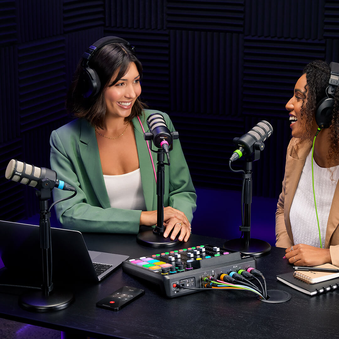 Две человека записывают подкаст