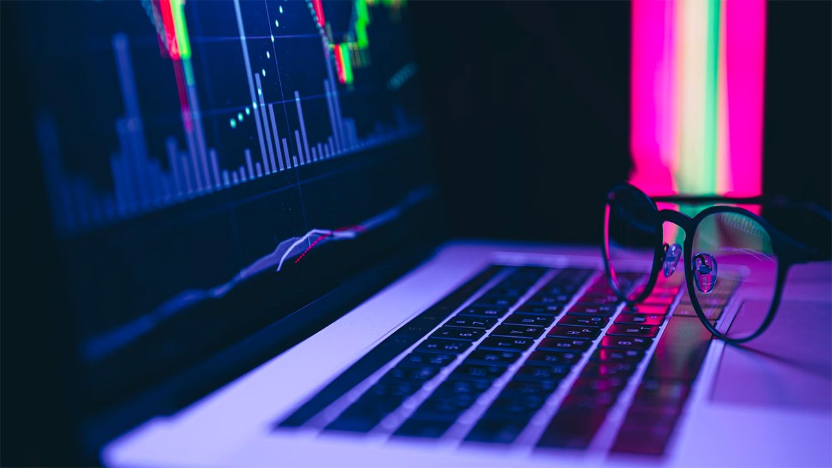 Иллюстрация трейдера на фоне графиков нефтяных котировок