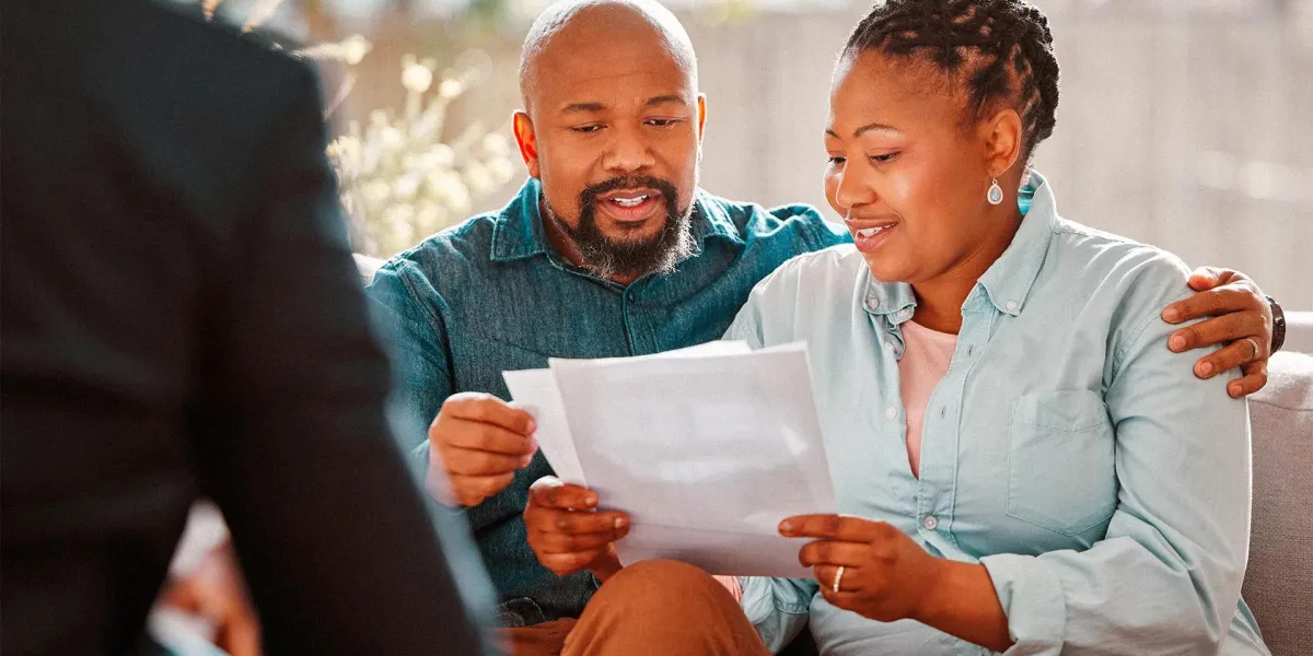 Мужчина и женщина изучают информацию по ипотеке