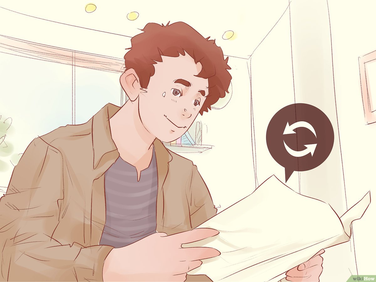 Писатель редактирует начало романа за компьютером