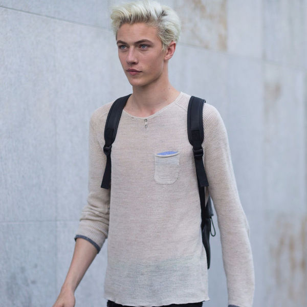 Стильный худощавый мужчина в простой футболке с круглым вырезом и джинсами