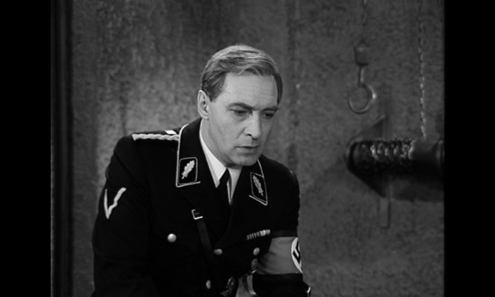 В отношении определенных видов военной формы в ряде государств действуют строгие правила