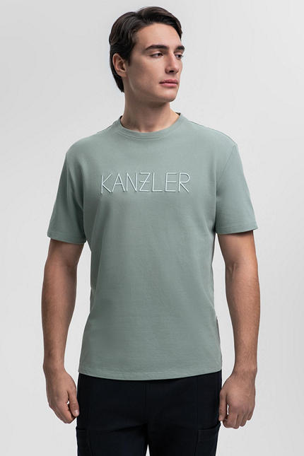 Хлопковая футболка подходящая для слоистого образа под рубашку летом