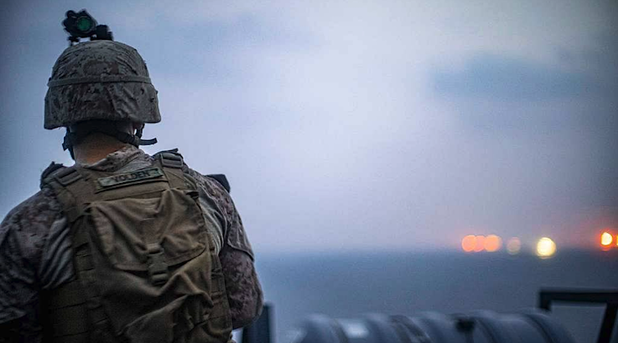 Пролив Ормуз, иллюстрирующий геополитические риски для горнодобывающей промышленности