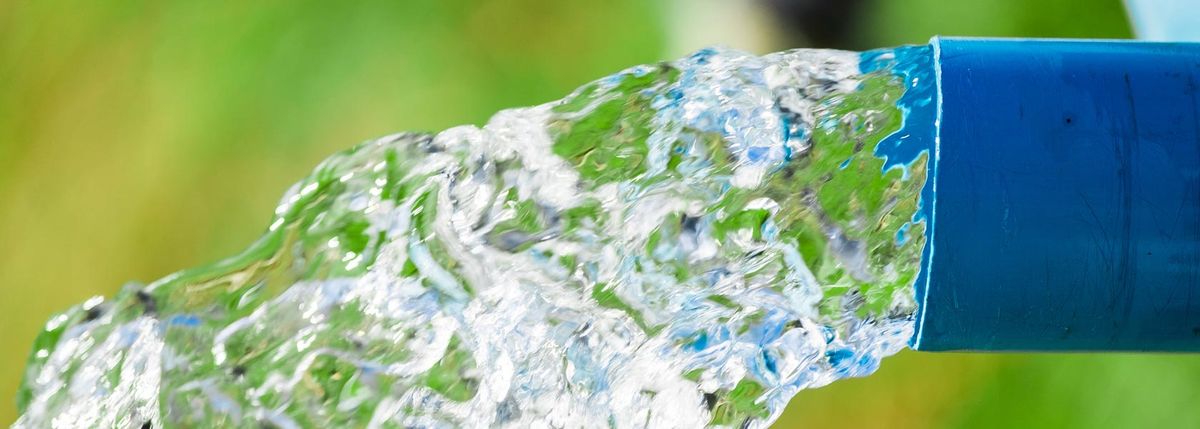 Иллюстрация опыта Торричелли с трубой ртути и эквивалентным столбом воды, объясняющая предел атмосферного давления для вакуумного подъёма воды