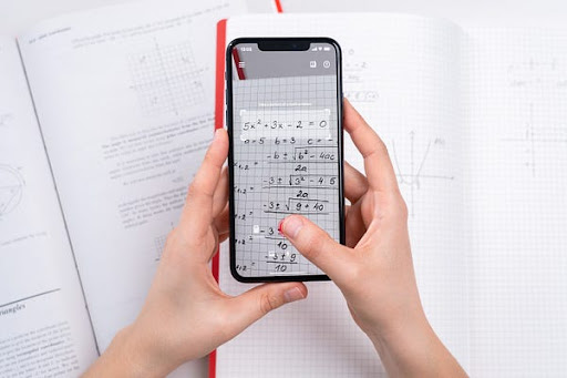 Интерфейс Photomath с примером сканирования математической формулы