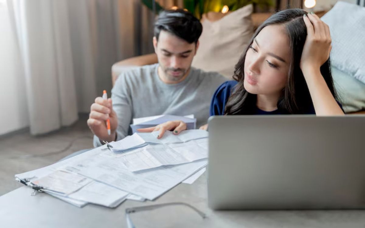 Иллюстрация последствий просрочки по ипотеке с изображением дома и финансовых документов