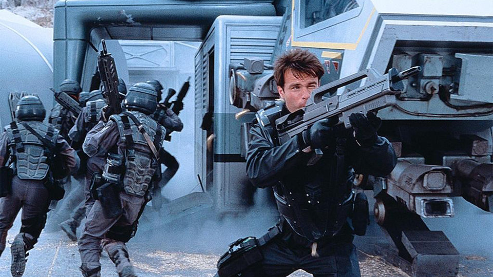 Кадр из фильма «Звёздный десант»: солдаты в униформе, напоминающей нацистскую