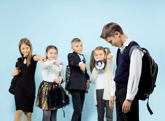 Иллюстрация тренировки самообороны для подростков: стойка и базовые техники