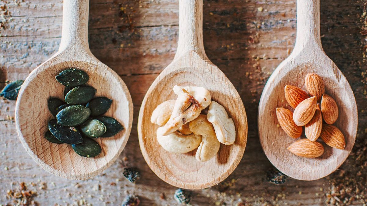 Продукты, богатые магнием, такие как тыквенные семечки, миндаль и кешью