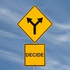 Иллюстрация сравнения 401(k) и студенческих кредитов на весах