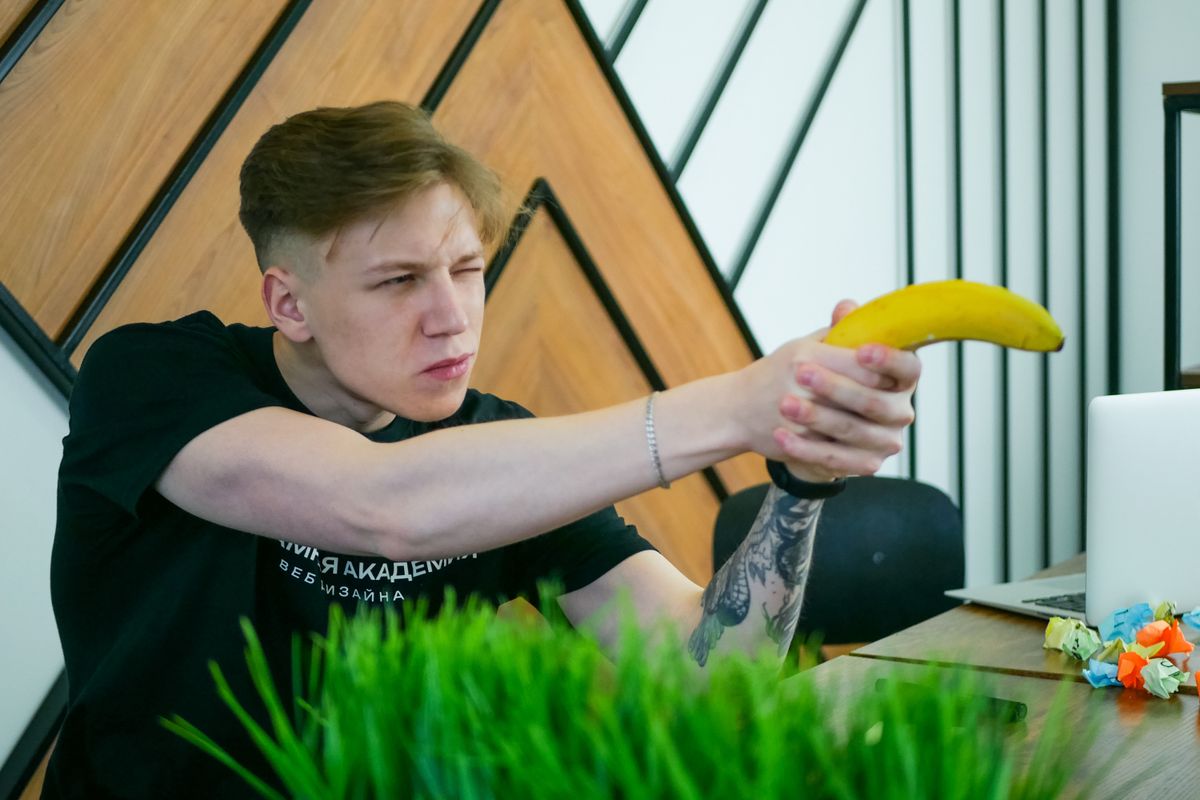 Иллюстрация правила банана: банан как самый заметный элемент среди продуктов в холодильнике