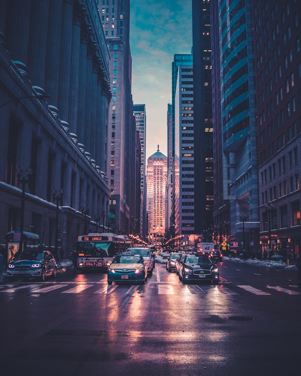 Иллюстрация с мрачным городским пейзажем с элементами фэнтези и научной фантастики