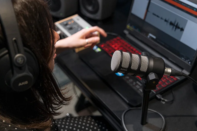 Микрофон Shure MV7X и RØDE PodMic