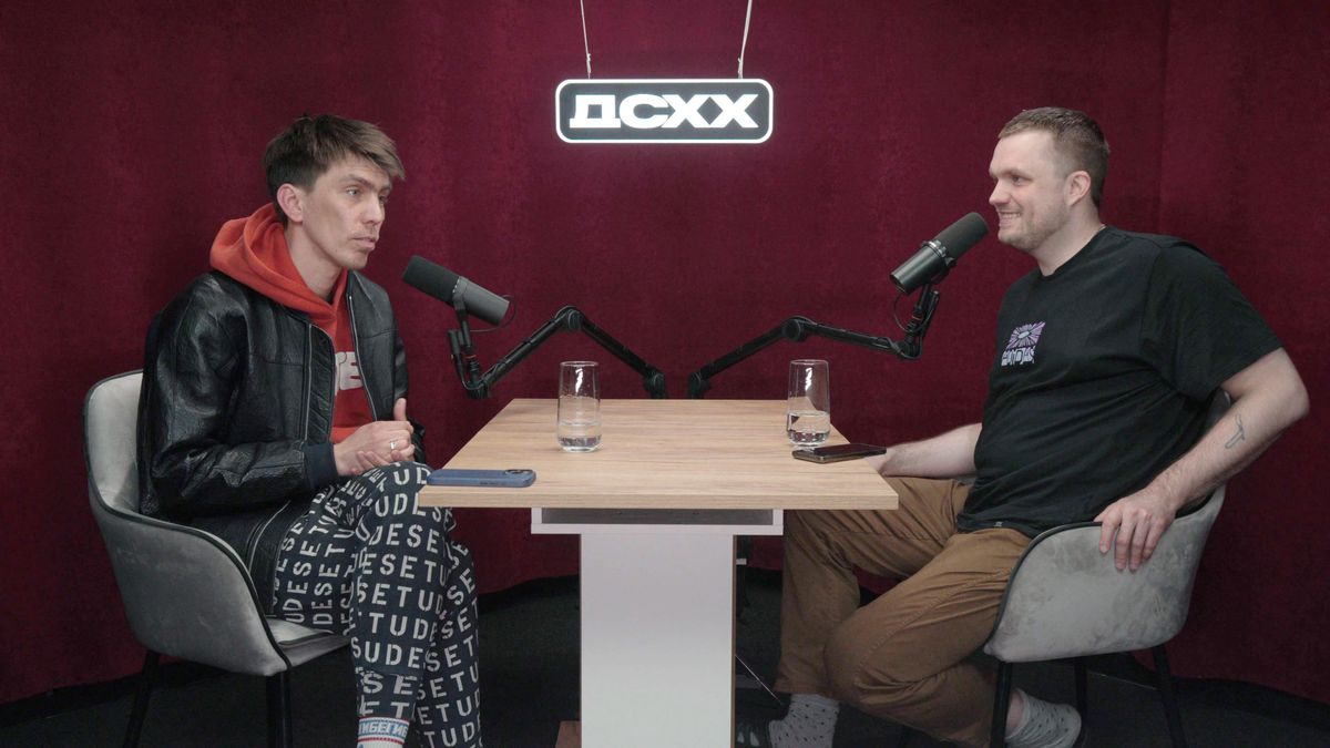 Иллюстрация топ-подкастов 2025 с примерами Joe Rogan Experience, Crime Junkie и российских хитов вроде «Живой Гвоздь»