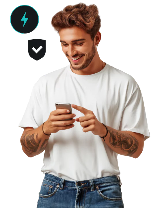 Молодой человек в белой футболке и синих джинсах держит телефон, рядом с ним — значок щита с галочкой и молнией