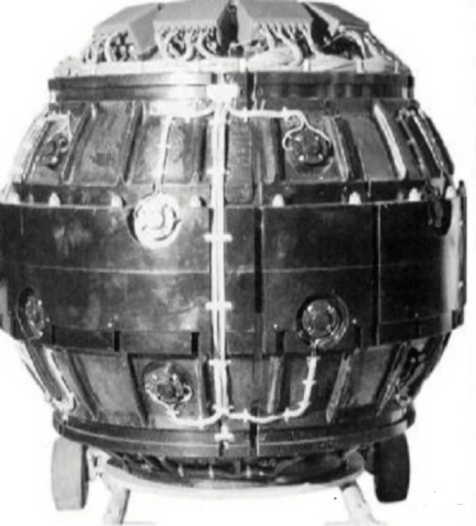 Фотография ядерного заряда РДС-1 с деталями сборки, проводкой и элементами имплозии
