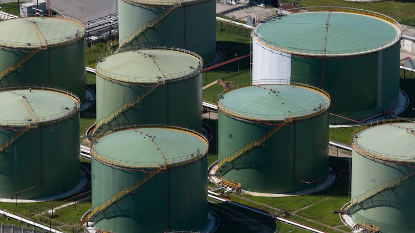 Нефтяные хранилища, иллюстрирующие высвобождение аварийных запасов