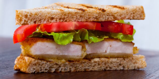 Сэндвич с пряной хрустящей курицей и огуречным соусом