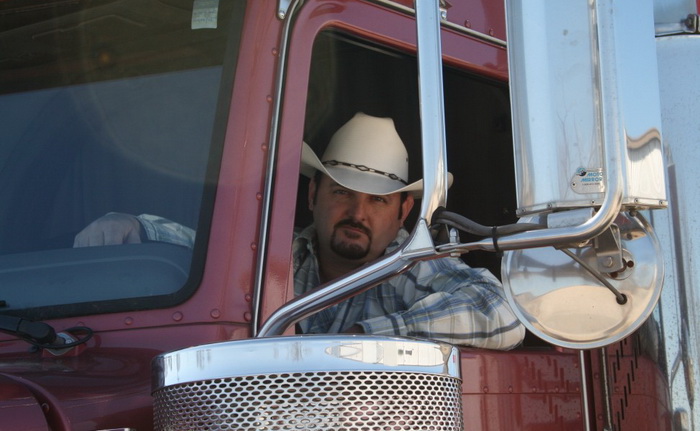 Капюшоны, широкополые шляпы запрещены для водителей в некоторых странах