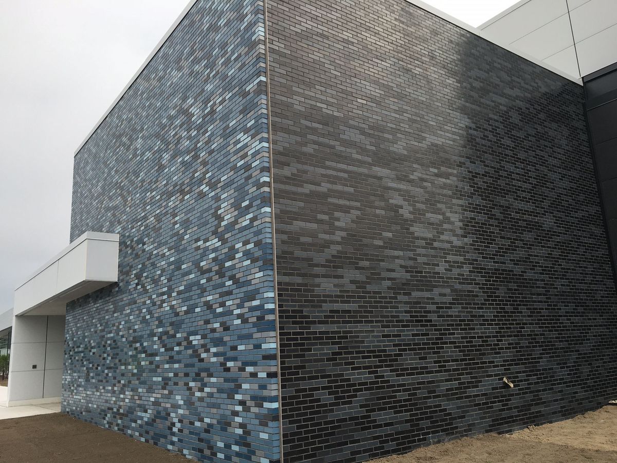 Современные тренды в кирпичной кладке: глянцевые покрытия, тонкий кирпич и металлические оттенки в смелых цветах