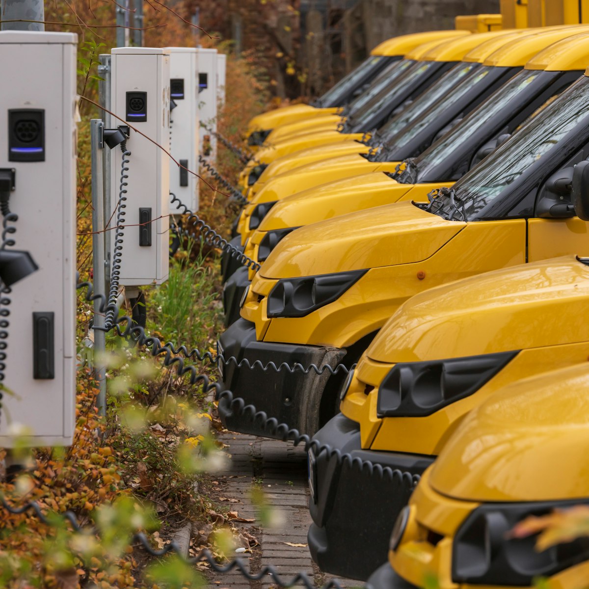 Электромобили на зарядных станциях