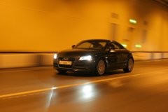 Иллюстрация машины сзади с моргающими фарами как сигнал внимания или просьбы уступить