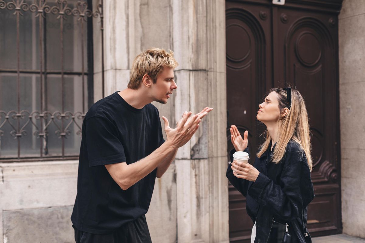 Группа друзей, разрешающая конфликт через открытый диалог