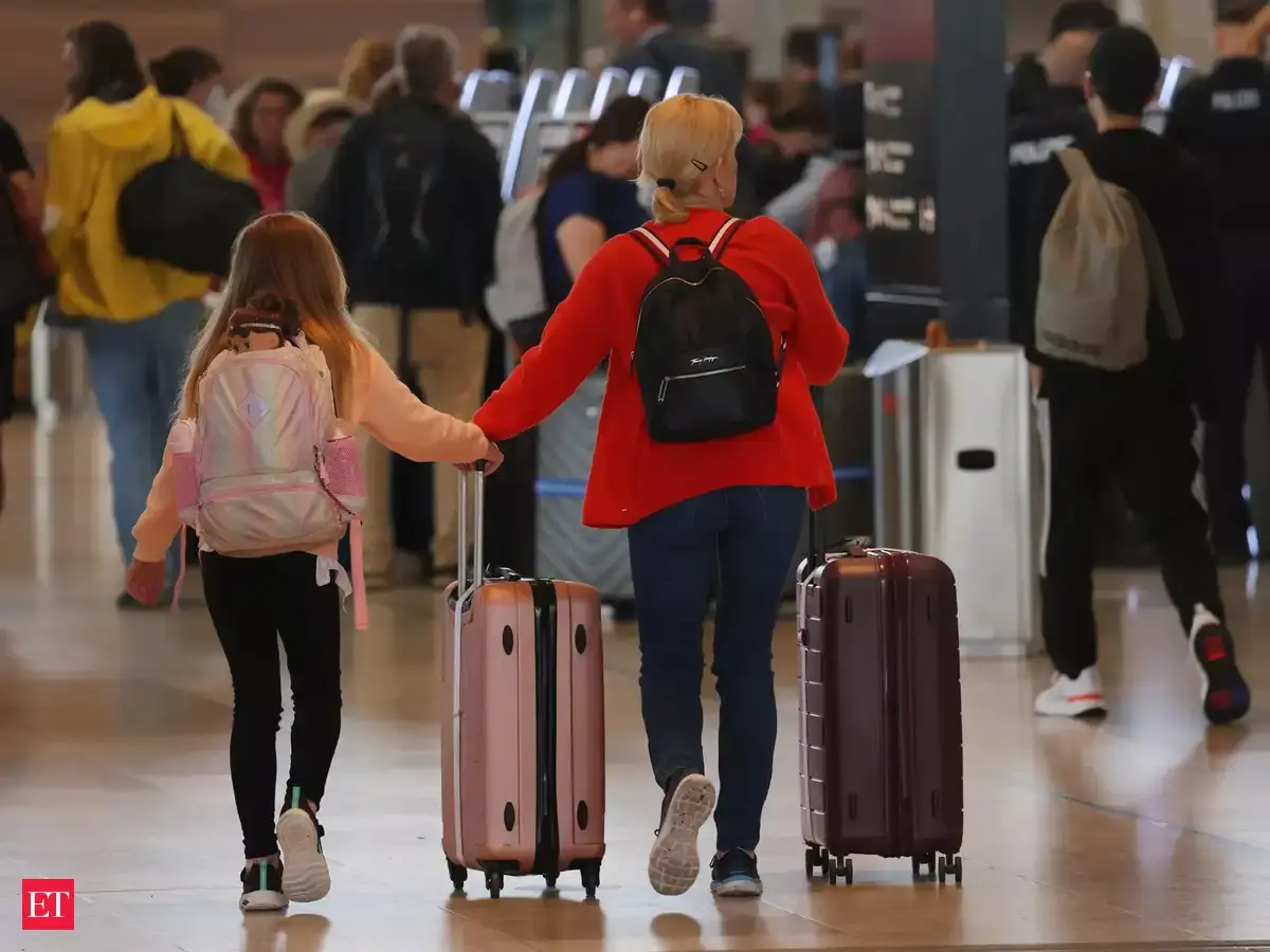 Система обработки багажа в аэропорту Кансай: конвейерные ленты, ручная сортировка и выравнивание ручек чемоданов