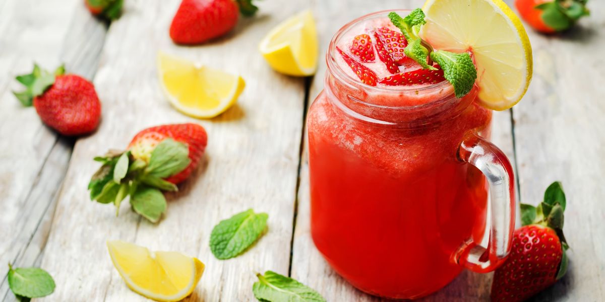 Клубничный лимонад с мятой и ягодами