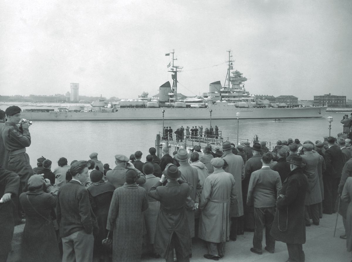 Пассажиры советского крейсера Орджоникидзе прибывают в порт Портсмут в апреле 1956 года