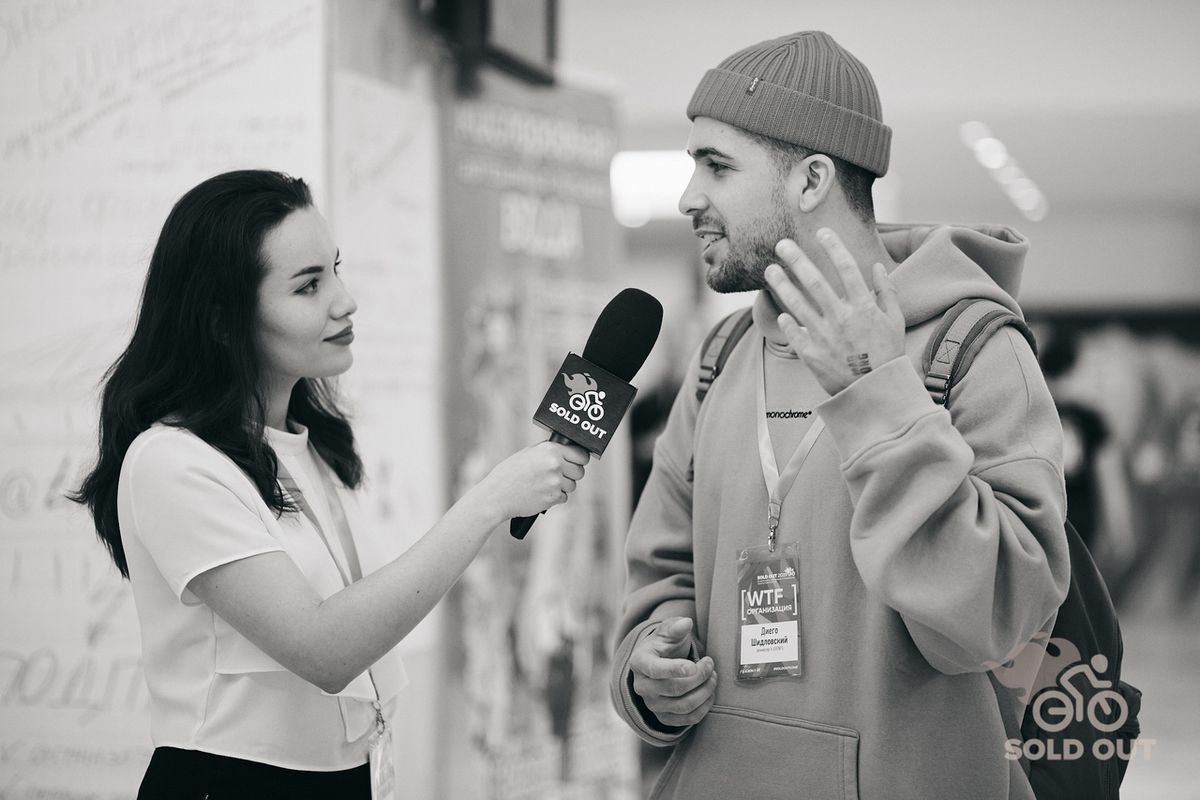 Иллюстрация преимуществ подкаста для ивент-организаторов: микрофон, наушники, график аудитории