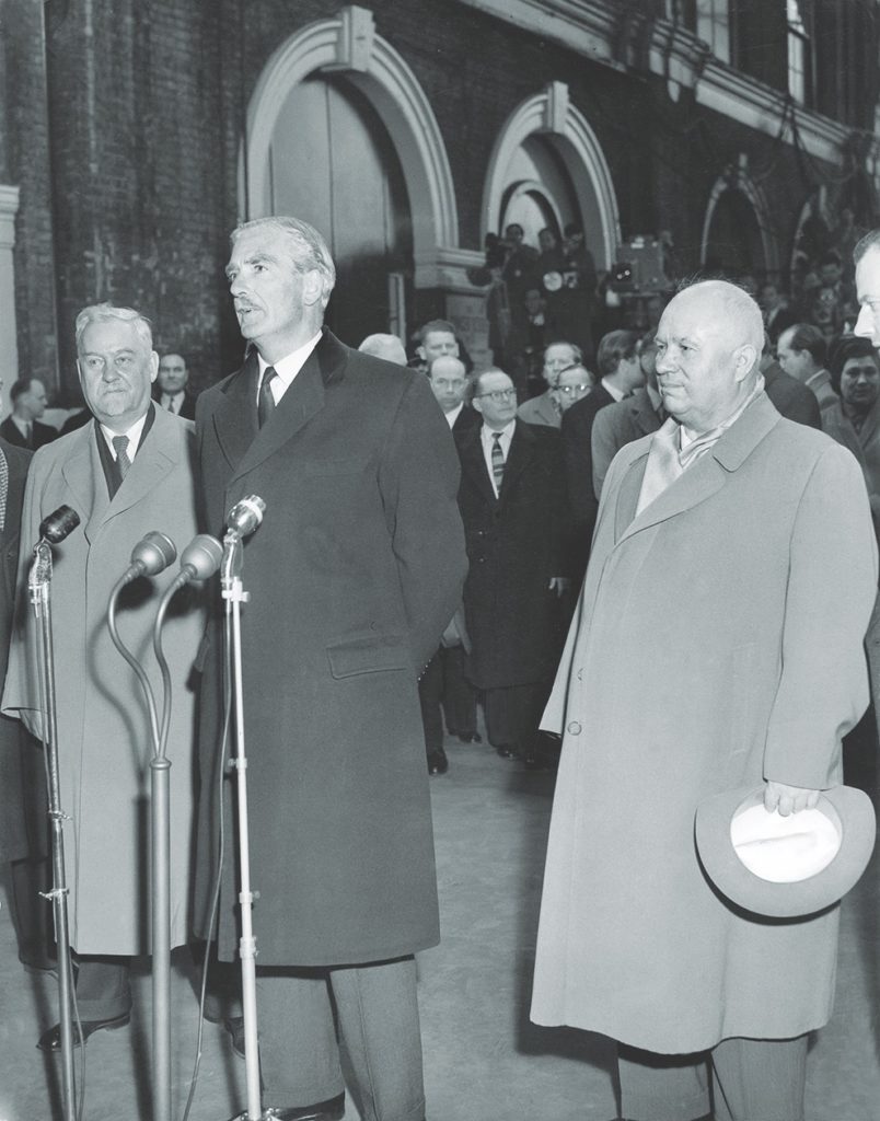 Британский премьер-министр Энди Эден в 1956 году